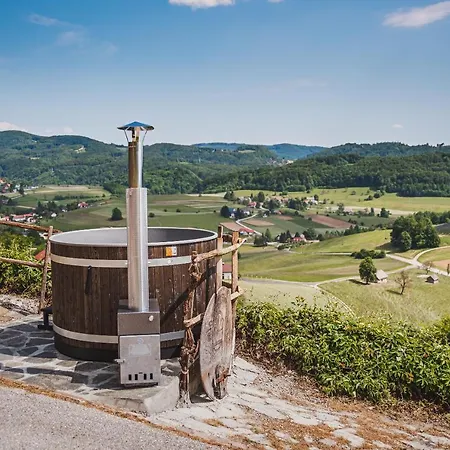 Authentic Countryside With Hot Tub