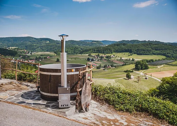 Authentic Countryside With Hot Tub